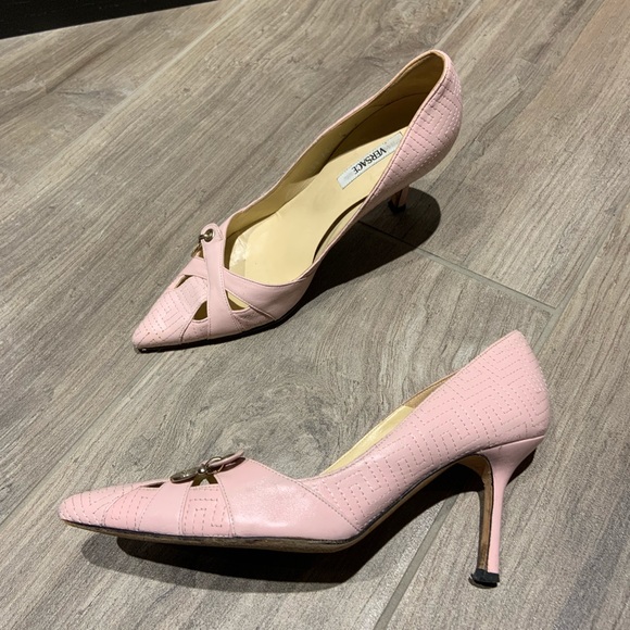 Light pink Versace pumps with Medusa charms - Picture 2 of 4